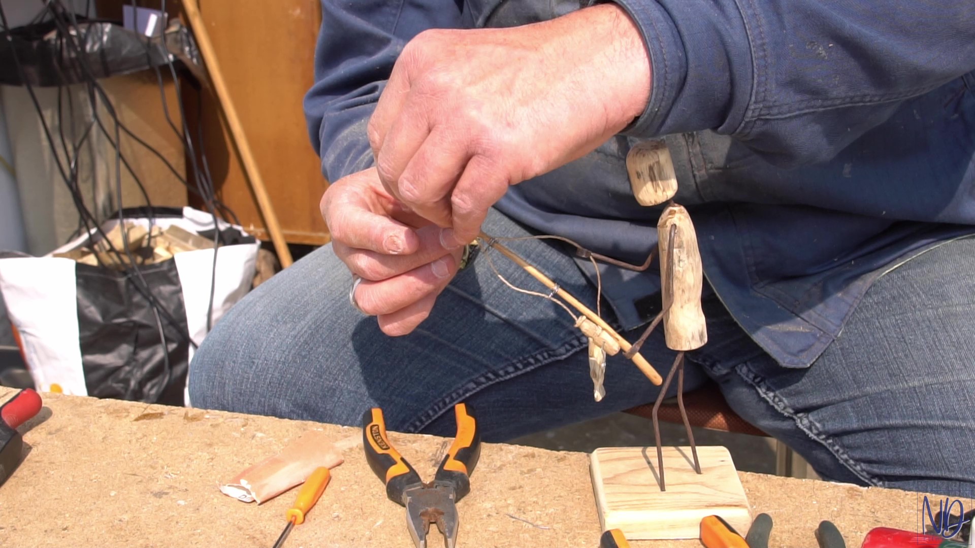 artiste sur bois flotté